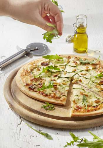 Recept Voor Pizza Bianca Met Courgette En Gorgonzola Colruyt Lekker Koken