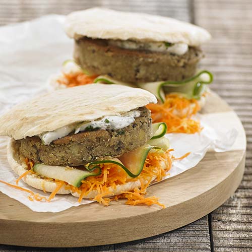 Pita met veggieburger en kruidendressing, recept van Colruyt