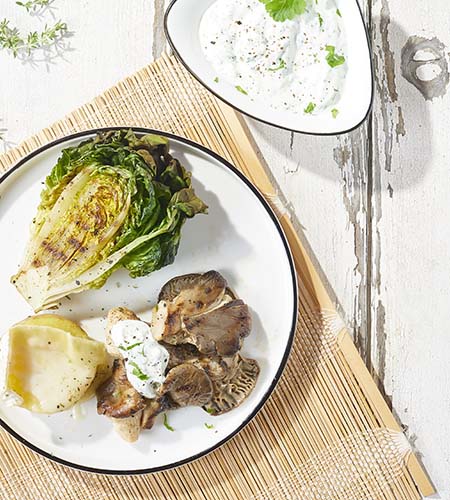 Gemarineerde oesterzwammen met brie-aardappel en gegrilde slaharten, recept van Colruyt