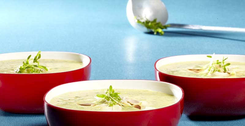 Koude soep van tuinkers, gerookte forel en gegrilde amandelen, recept van Colruyt