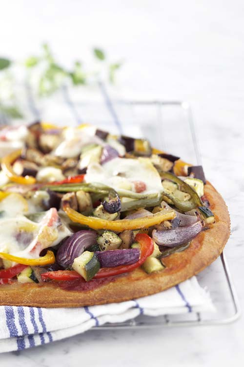 Recette pour Pizza m\u00e9diterran\u00e9enne \u00e0 l\u2019aubergine et aux poivrons ...