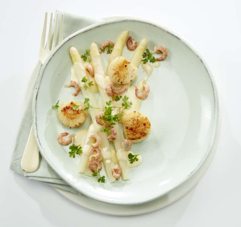 Door Patriottisch Prestige Recept voor Sint-jakobsnoten en witte asperges met mousselinesaus en grijze  garnalen | Colruyt Lekker Koken