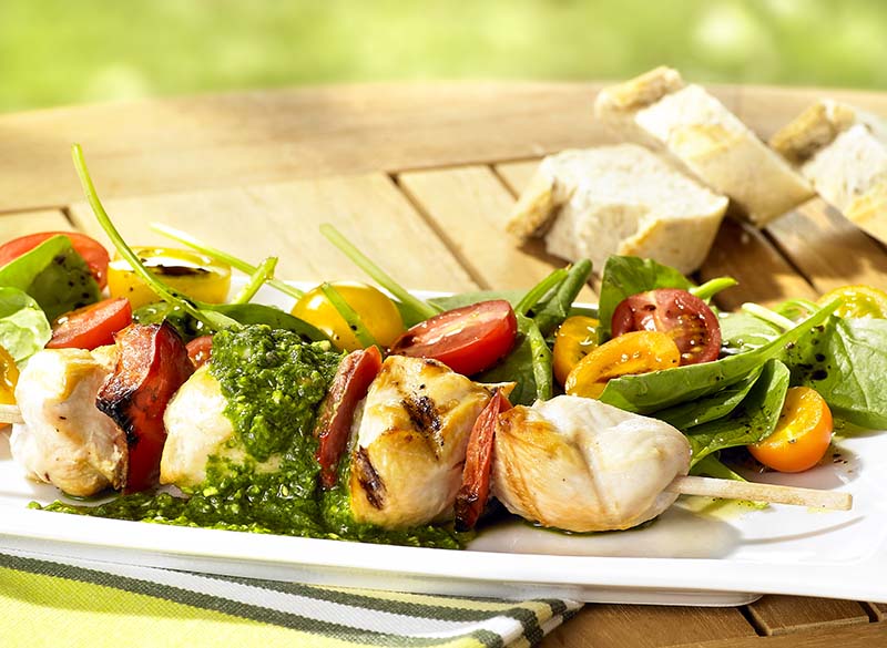 Kippenbrochette met pesto en tomatensalade Colruyt